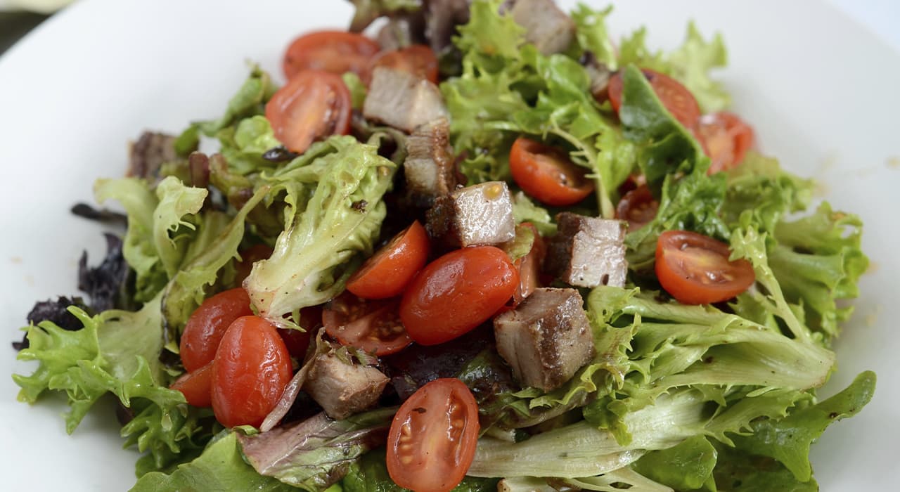 Warm salad with chicken liver